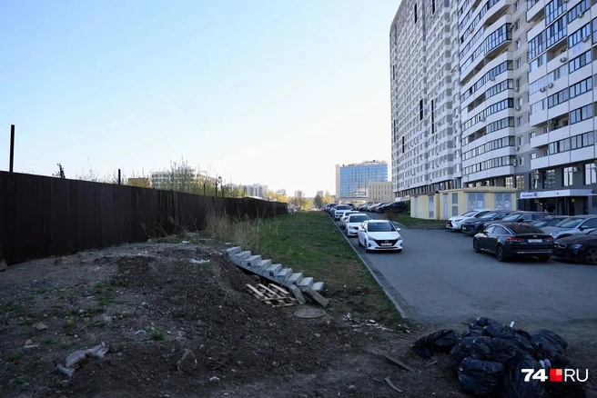 На этом благоустройство возле престижного ЖК заканчивается | Источник: Михаил Шилкин