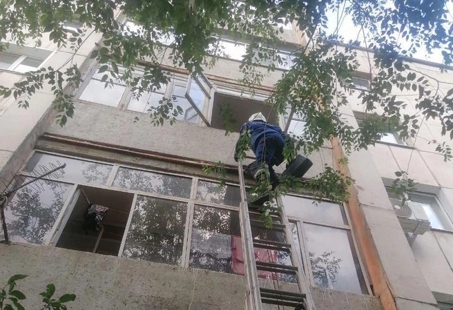 Спасателям из Оренбурга пришлось лезть в квартиру через балкон чтобы освободить «узников» | Источник: мэрия Оренбурга