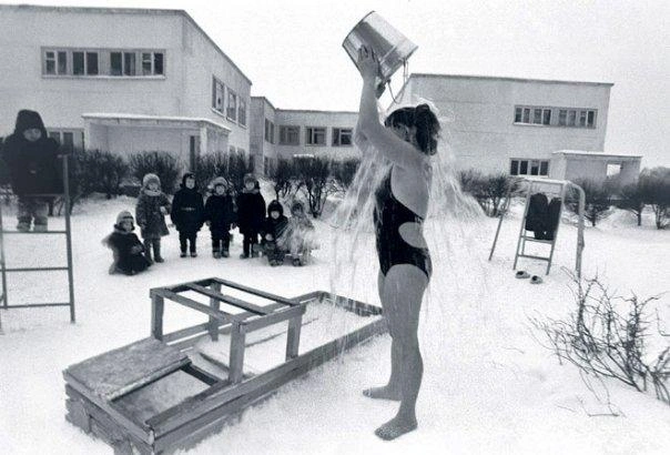 Обливание водой, 1993 год  | Источник: Предоставлено Николаем Пушилиным