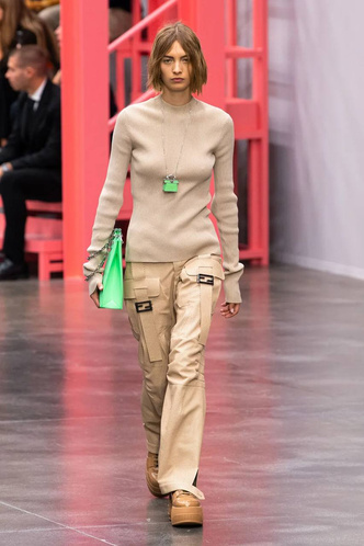 Шелковые фартуки, яркие акценты и микросумки в новой коллекции Fendi
