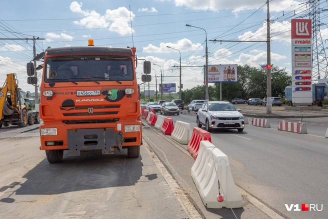 Пока же водителям предлагают объезжать место проведения ремонта по другим улицам | Источник: Константин Завриков / V1.RU