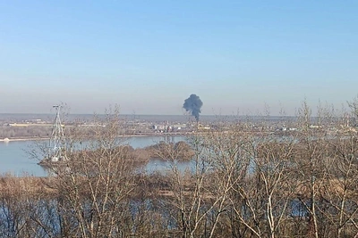 На Бору загорелся жилой дом, дым виден из Нижнего