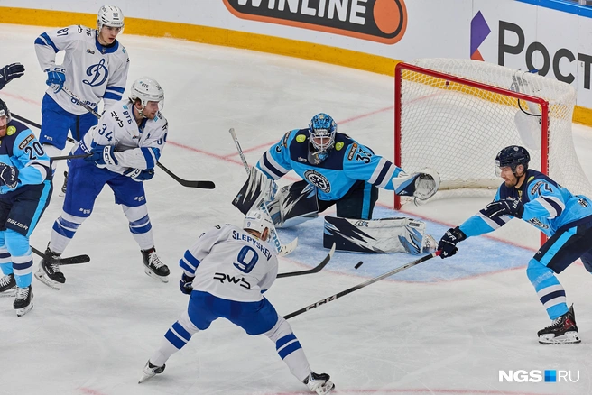 Сибиряки защищали свои ворота от столичных противников | Источник: Александр Ощепков / NGS.RU