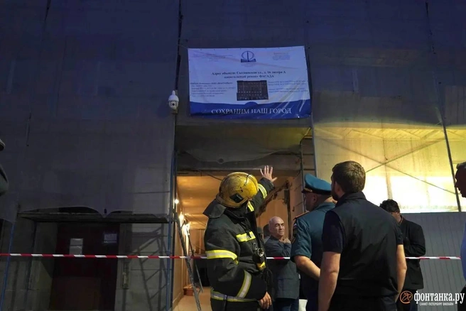 Жильцы дома на Сытнинской возвращаются в свои квартиры после обрушения части аптеки в подвал | Источник: Павел Даиси / «Фонтанка.ру»