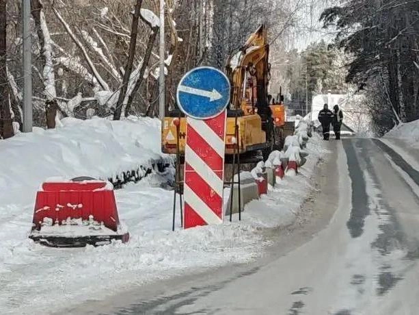 Разрешительные документы позволяют коммунальным службам вести работы до осени 2026 года. | Источник: читатель E1.RU