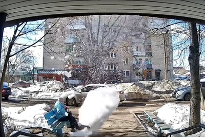 Снежная глыба едва не убила женщину в Семёнове