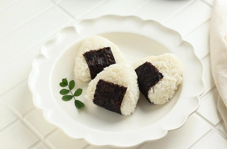 Онигири в домашних условиях: простой рецепт японского перекуса