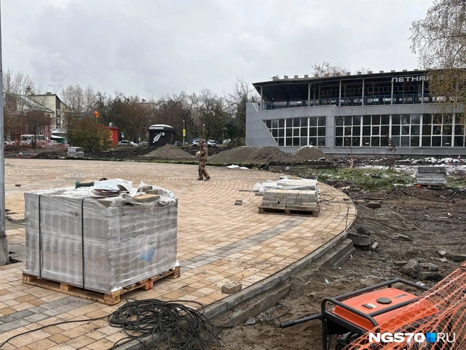 При этом плитку на входной группе почти полностью уложили | Источник: Мария Лобанова / NGS70.RU