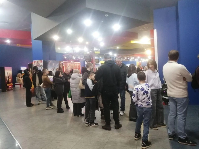 Семейные походы в кинотеатры стали популярным праздничным развлечением. | Источник: Ирина Яковлева / V1.RU