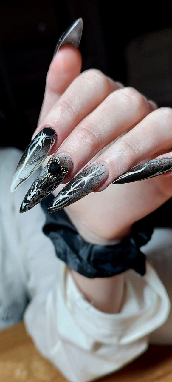 Как вам такой маникюр? Сразу и длина, и 3D-фигурка! | Источник: Nailcrow / T.me