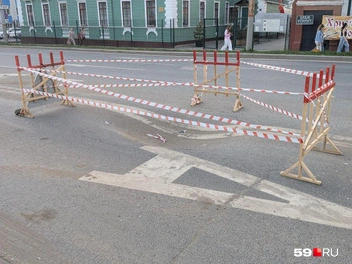 При третьем провале асфальт просел вблизи места первого и второго обрушения | Источник: читатель 59.RU Андрей Ноговицын