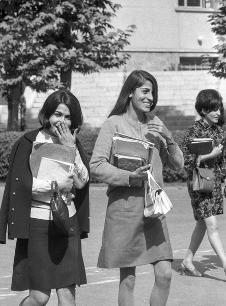 Молодые женщины, одетые в западном стиле, на улице в Тегеране, 1968 год | Источник: Getty Images