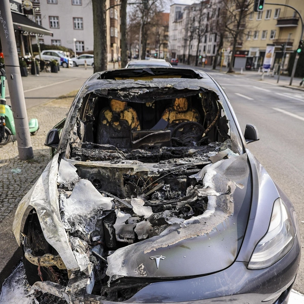 Автомобили Tesla теперь нигде не чувствуют себя в безопасности, разве что наклейка с извинениями хозяином заранее повешена | Источник: Getty Images