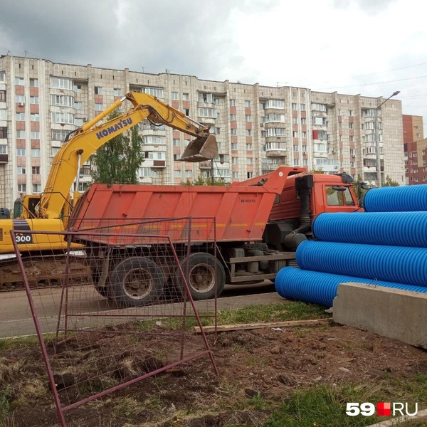 Около здания суда кипит работа: тут идет реконструкция улицы Крисанова | Источник: Вероника Свизева / 59.RU 