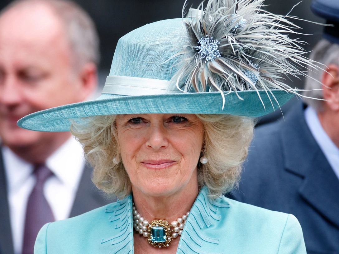 Герцогиня Корнуольская в любимом чокере с аквамарином, 10 сентября 2008 | marieclaire.ru