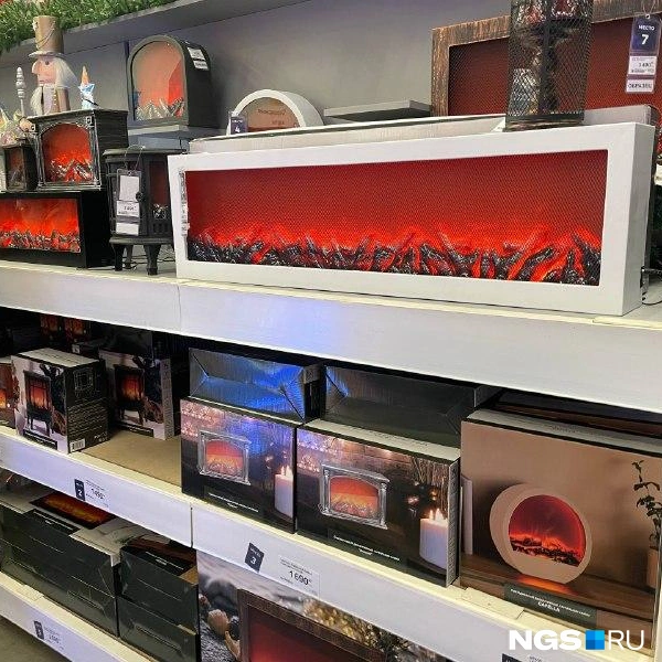 Электрические фонарики и камины тоже в ассортименте (плюс бал к уютной зимней атмосфере) | Источник: Алёна Золотухина / NGS.RU