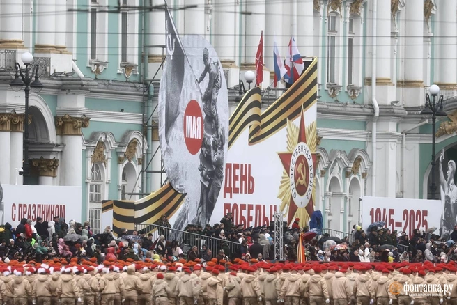 Где посмотреть парад Победы? Как попасть на Дворцовую 9 мая? Отвечаем, и в этот раз мы вас удивим | Источник: Дарья Драй / «Фонтанка.ру»