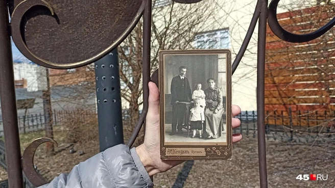 Экскурсанты принесли с собой старинные фотографии знаменитого курганского фотографа Алексея Кочешева | Источник: Анна Сарапульцева /45.RU