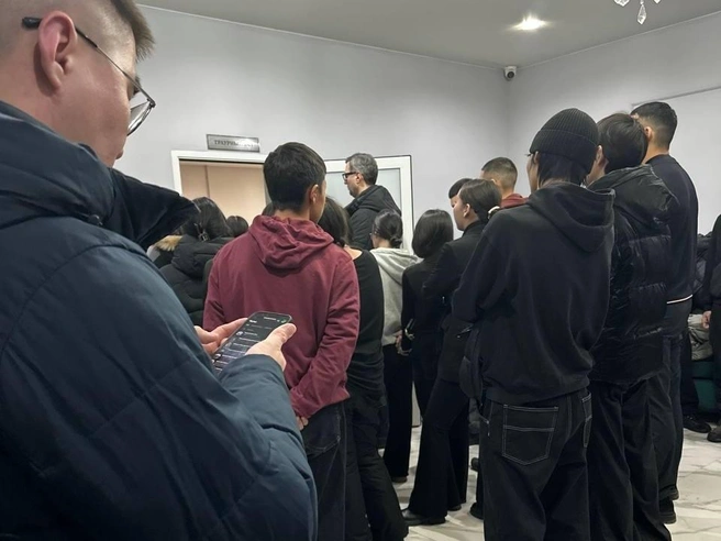 Толпа, ожидающая в коридоре | Источник: Илья Константинов / 14.RU