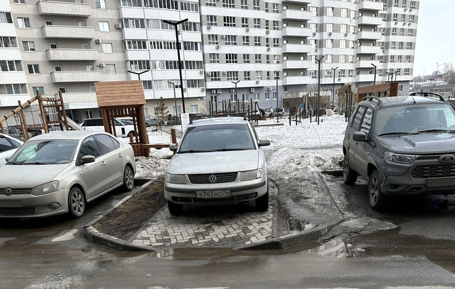 ЖК «Западный луч»: владелец старого Volkswagen совсем не отличает тротуары от парковочных карманов. Такая парковка является особенным свинством, поскольку перекрывает проход полностью | Источник: читатель 74.RU