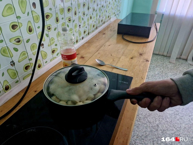 Сегодня в общежитии на ужин настоящая студенческая еда — жареные пельмени | Источник: Виктория Федорова / 164.RU