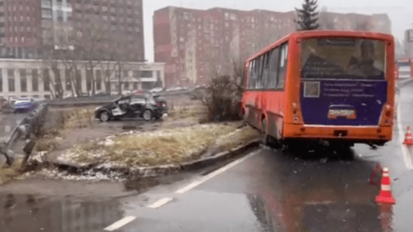 В Нижнем легковушка подрезала маршрутку. Есть пострадавшие