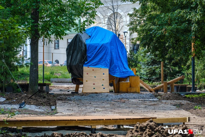 Одна из детских площадок пока накрыта брезентом | Источник: Булат Салихов / UFA1.RU