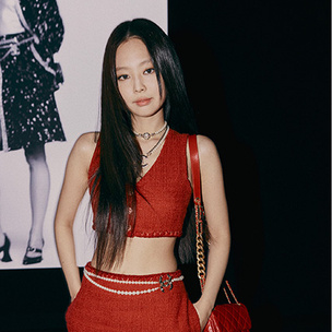 Красная мини-юбка и укороченный жилет: оцени образ Дженни из BLACKPINK на шоу Chanel 😍