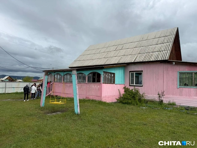 Сообщается, что в этом здании открылась летняя смена летнего лагеря | Источник: очевидец