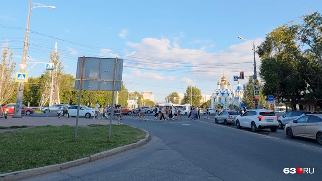 Водители, повернувшие по стрелке на зеленый, ждут, когда пройдет толпа пешеходов | Источник: Алексей Ногинский / 63.RU
