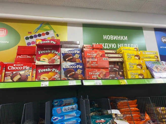 Вместе с классическим бисквитом в темной глазури и мягким суфле есть вкусы с другими начинками | Источник: Ирина Господаренко / NGS22.RU