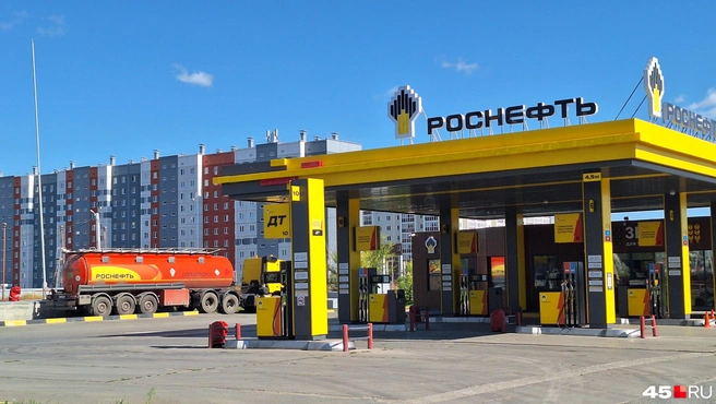 Заправщик Роснефти заправлял резервуары, из-за этого был часовой перерыв в работе АЗС  | Источник: Александр Лисихин / 45.RU 