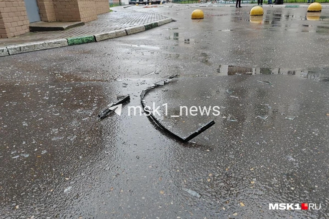 Взрыв был такой силы, что обломки и осколки стекла разлетелись по всему двору | Источник: Михаил Мечев / MSK1.RU