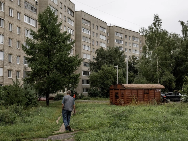 Во дворе на улице Калинина стоит грузовой вагон | Источник: Александр Куренной / 76.RU