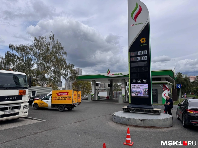 Заправка «Татнефти» оказалась внезапно закрыта из-за приближающегося бензовоза и грядущей разгрузки | Источник: Дмитрий Толстошеев / MSK1.RU