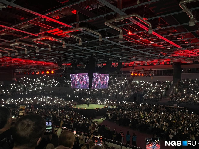 Артист выступил на круговой сцене с обзором в 360 градусов  | Источник: Алёна Золотухина / NGS.RU 