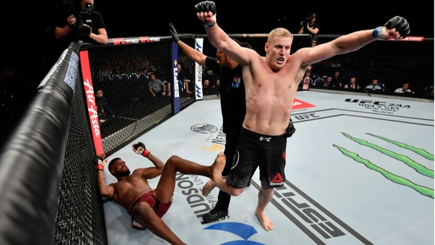 Наш богатырь нокаутировал американского тяжеловеса в бою UFC за 2 минуты (видео)