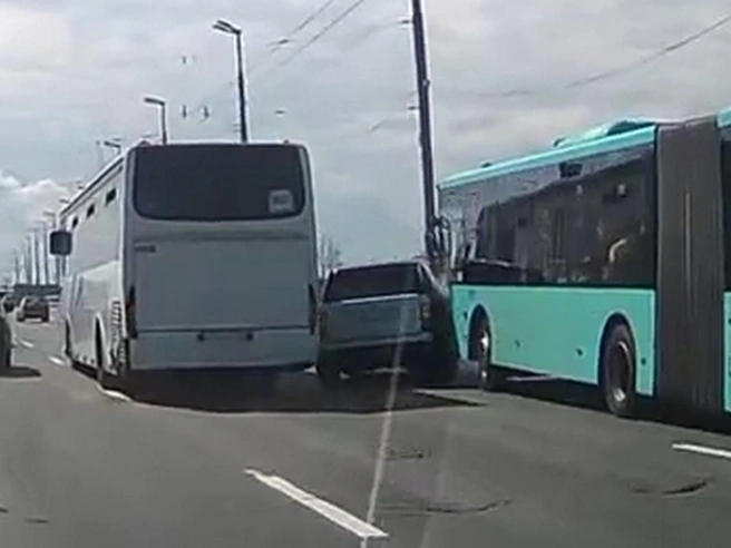 Автомобиль попытался протиснуться между автобусами у Володарского моста | Источник: читатель «Фонтанки» Валерий