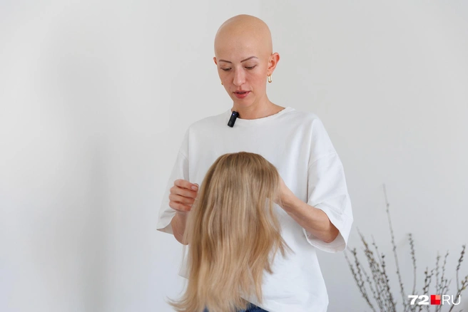 Во время встречи с нами Кристина впервые за долгое время достала парик из шкафа | Источник: Ирина Шарова / 72.RU