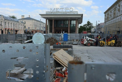 У метро «Чистые Пруды» перекопали тротуар и поставили заборы