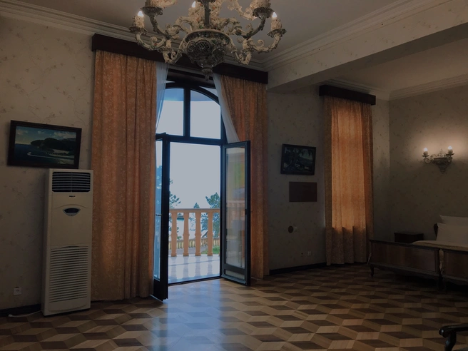 Из современного в апартаментах Горбачева только кондиционер | Источник: mussera-gosdacha.ru