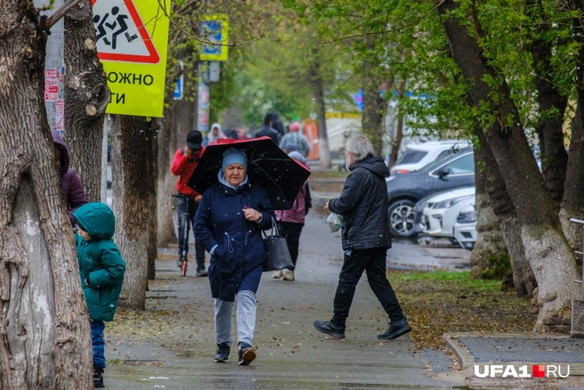 Жителей Уфы переменами погоды не удивишь — зонтики всегда наготове | Источник: Булат Салихов / UFA1.RU