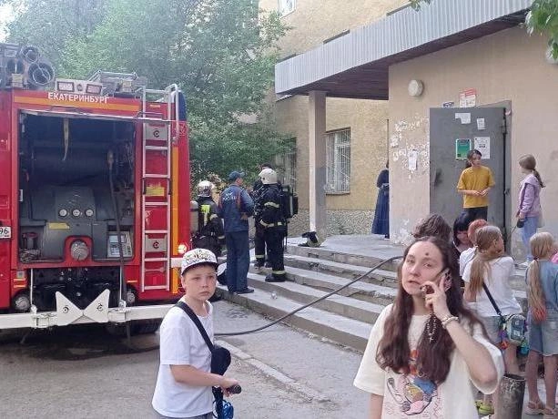 Эвакуация людей из здания | Источник: ИА «Ночные новости»