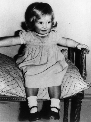 2-летняя Диана Спенсер в Парк-Хаус, Сандрингем, Норфолк, 1 июля 1963