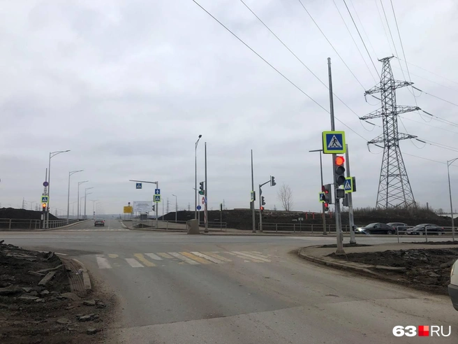 Вид со «стоящей» дороги по Карла Маркса на новую магистраль. Справа&nbsp;— начало пробки на Ракитовском шоссе | Источник: Алексей Ногинский / 63.RU