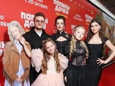 Сиваева и Бледный обнимали экранных детей, Мельникова танцевала в забавном образе: премьера «Папины дочки. Мама вернулась»