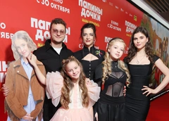 Сиваева и Бледный обнимали экранных детей, Мельникова танцевала в забавном образе: премьера «Папины дочки. Мама вернулась»