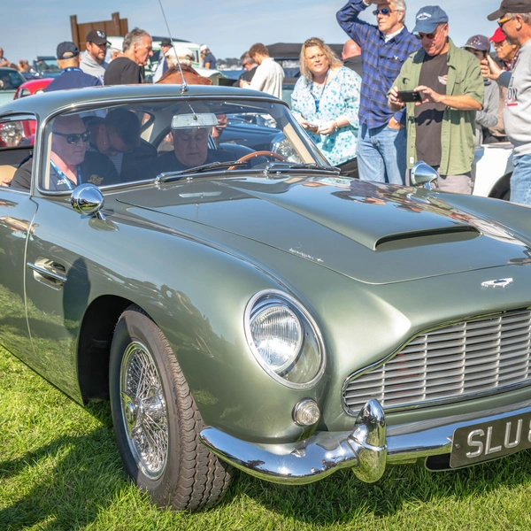 Джей Лено на Aston Martin DB4 | Источник: Keith J Finks/Shutterstock/Fotodom.ru