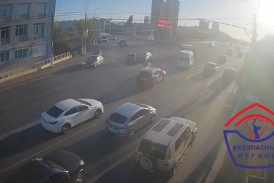 Столкновение двух седанов в Волгограде попало на видео
