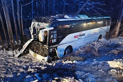 Автобус врезался в грузовик в Якутии, водителя спасали